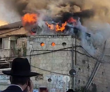 שריפת דירה ב’בית ישראל’ בירושלים; חשש ללכודים במקום