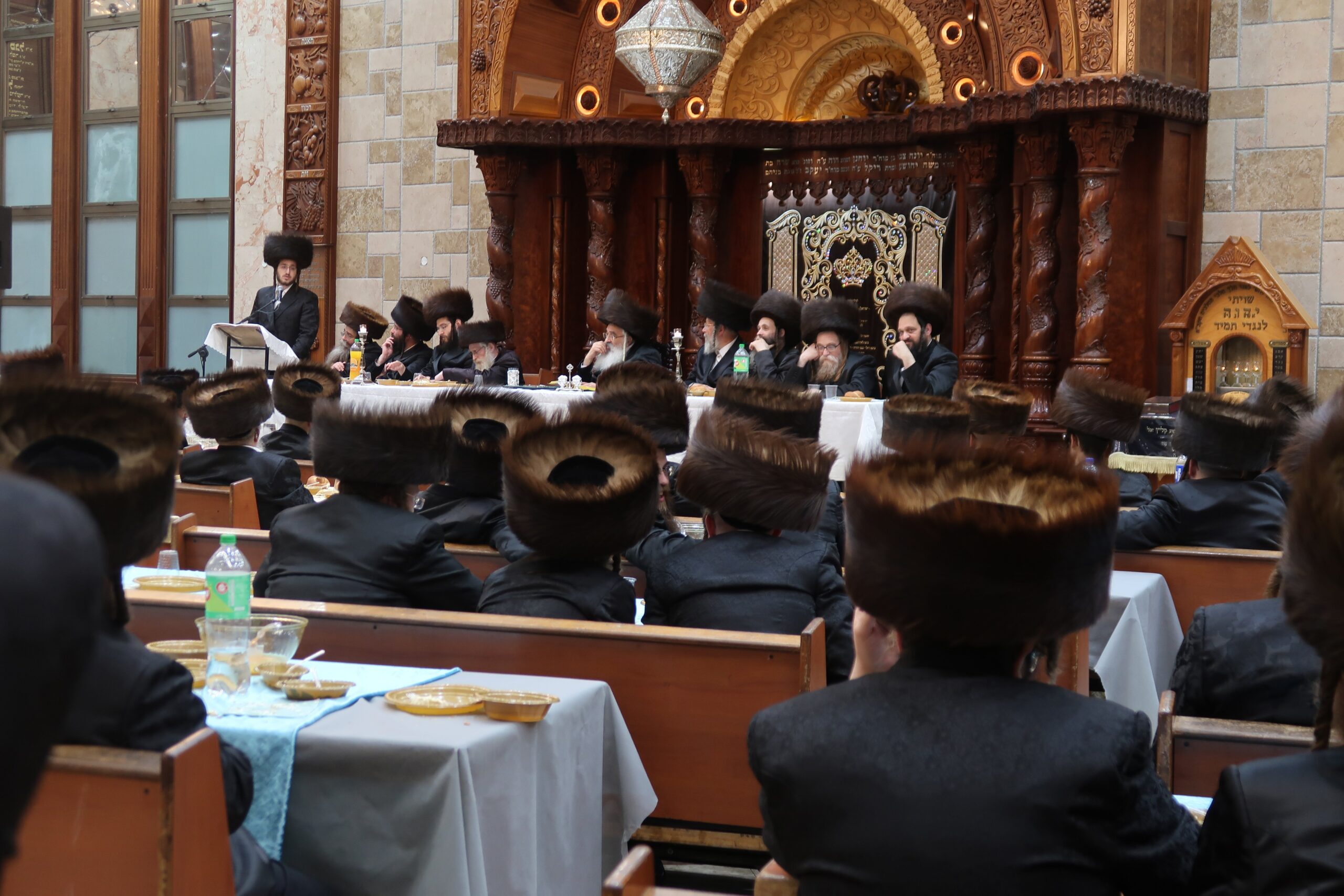 ‘קשה עלי פרידתכם’ | בן האדמו”ר עקר ממשכנו לארה”ב 