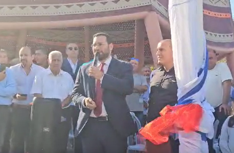 בטקס ביישוב הבדואי: השר מ’עוצמה יהודית’ הניף דגל ישראל