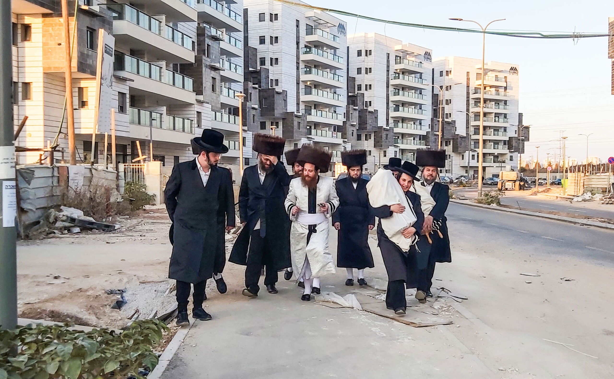 ערב שבת: הרבי צעד על חולות השכונה החדשה עם ספרי התורה 