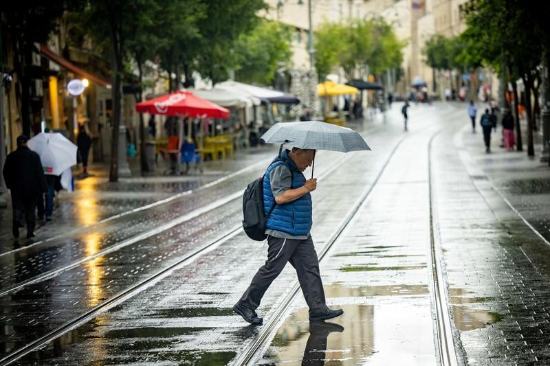 קחו מטריות: היום יהיה קריר, גשם מקומי ורוחות