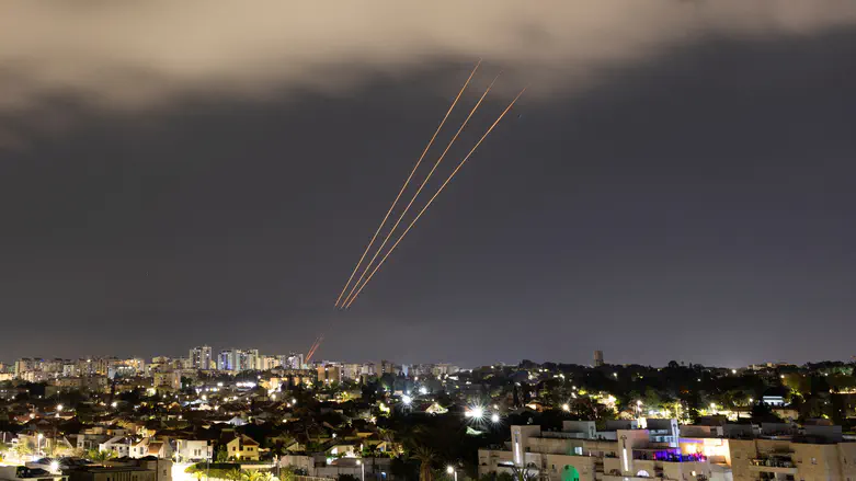 אזעקות בגוש דן ובשפלה: טיל ששוגר מתימן יורט באמצעות מערכת חץ