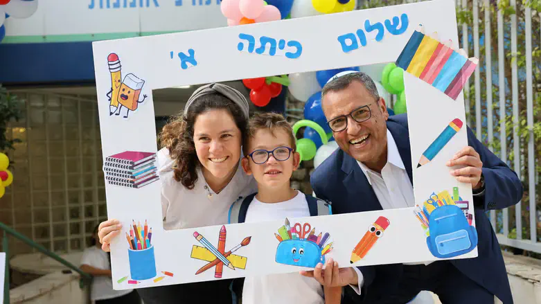 פתיחת שנת הלימודים ברקע המלחמה: ראש עיריית ירושלים ליווה את הבן היתום לבית הספר