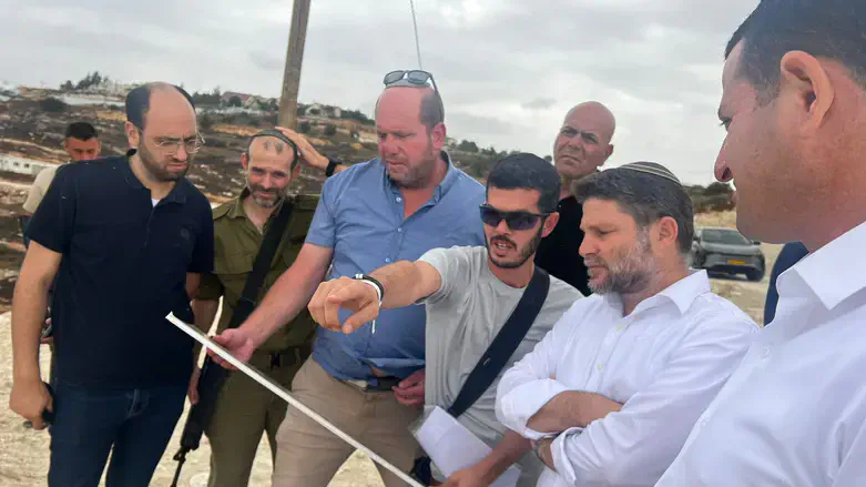 יום אחרי סדרת הפיגועים | סמוטריץ’ בגוש עציון: “לצאת מהקונספציה”