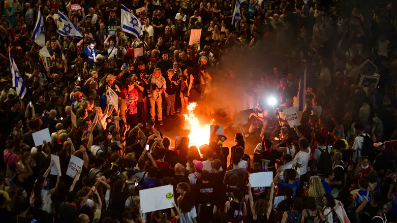 אלפים הפגינו; מדורה הובערה בקפלן