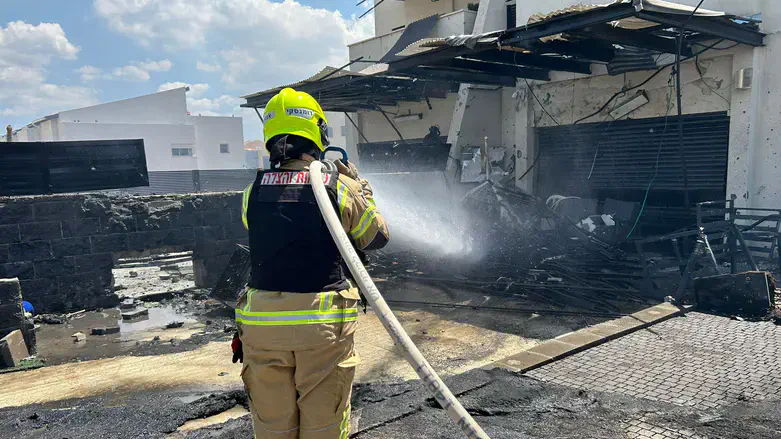 מטח כבד מלבנון: נפילות בקריית שמונה, בית עולה באש