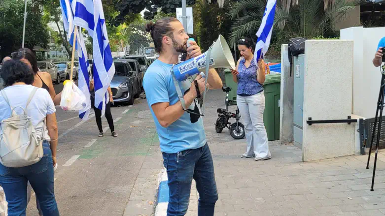 “דיקטטור שיפוטי”: מפגינים מחו מול ביתו של השופט עוזי פוגלמן