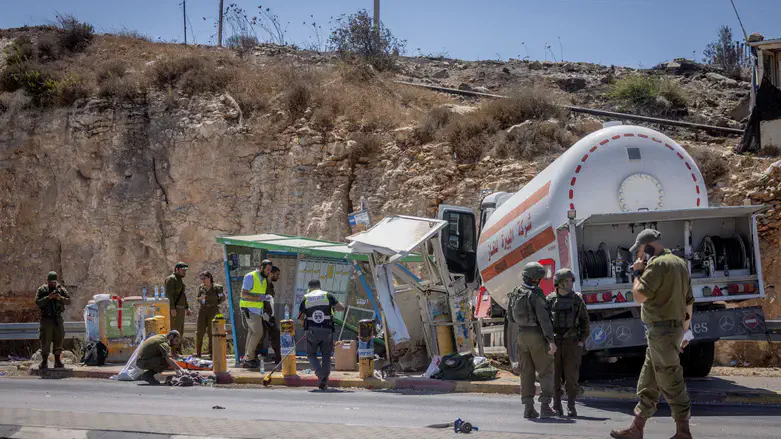 השיחה למד”א מזירת הפיגוע בגבעת אסף: ראיתי משאית שנכנסה בטרמפיאדה, תגיעו דחוף