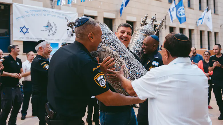 ספר תורה לזכר השוטר שנפל בקרבות ברעים