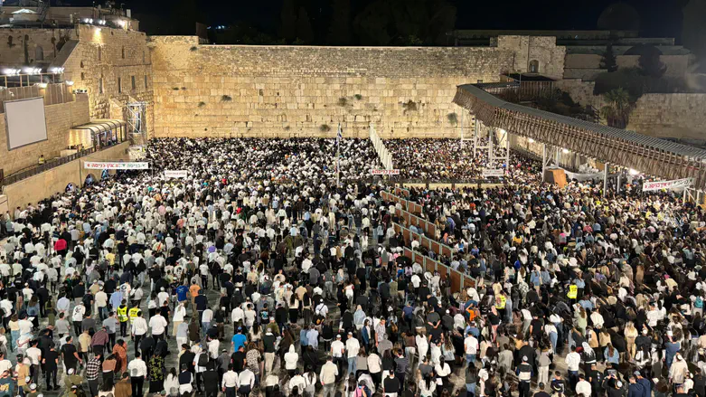 במוצאי יום מנוחה: רבבות השתתפו בסליחות בכותל המערבי