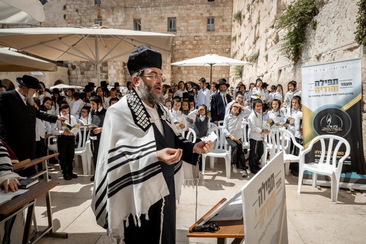 העומדים לבקש בתפילה ובתחנונים
מלפניך |
מקבץ הלכות לשליח ציבור
לימים הנוראים וראש השנה