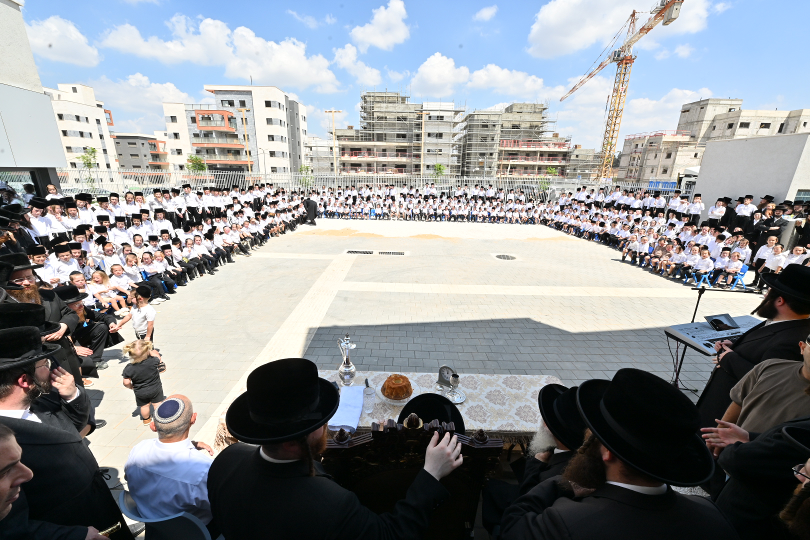 עפולה עילית: האדמו”ר ערך ‘טיש’ ראש חודש בחצר המוסדות