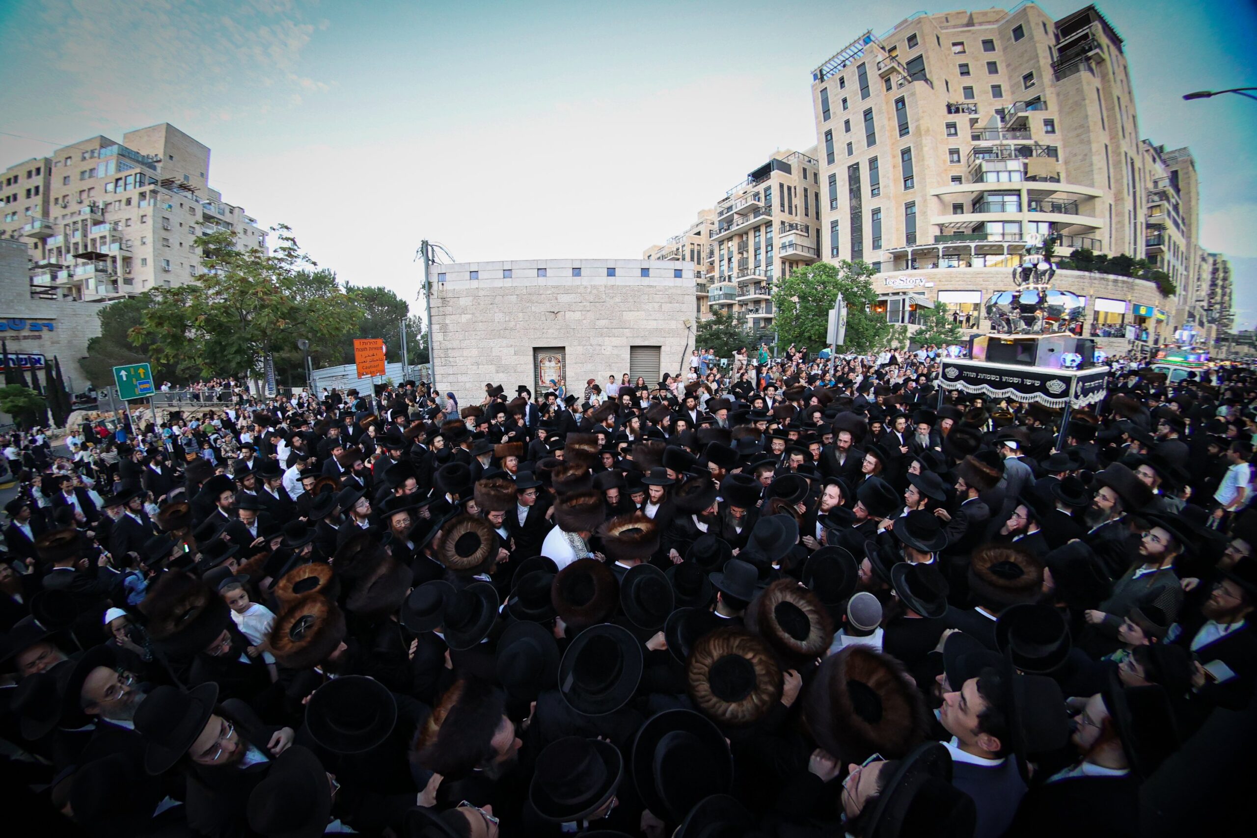 “עטוף בטלית” | האדמו”ר הכניס ‘ספר תורה’ לבית מדרשו בירושלים 