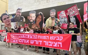 משפחות חטופים ומחאת הנשים בקריאה מול מצודת זאב: “קבינט המוות הורג את החטופים”