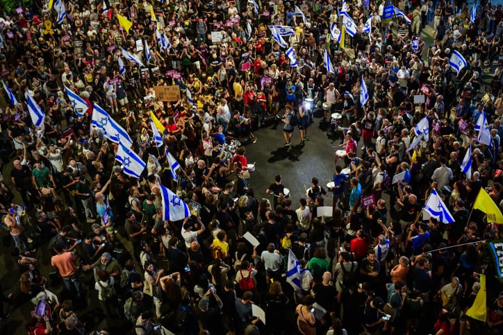 ערב שלישי ברציפות: אלפים מפגינים נגד ראש הממשלה בדרישה לקדם עסקה  