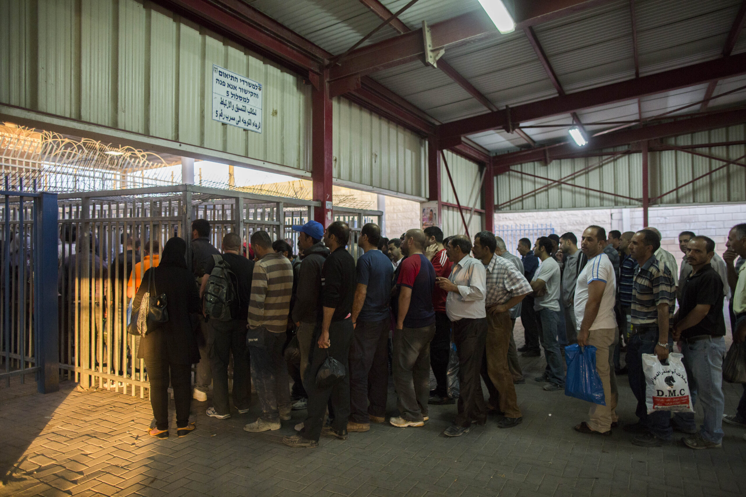 בית משפט למעוצות מקומיות באיו”ש: לאפשר כניסת פועלים פלסטינים