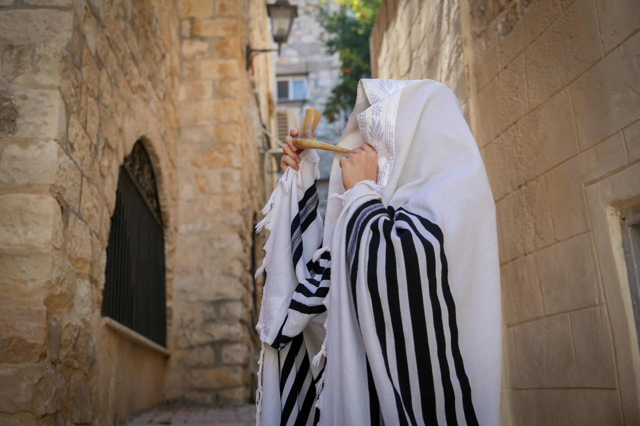 כאשר הגענו למילים “אשר
קדשנו” הוא פרץ בבכי נורא | סיפורי
השגחה