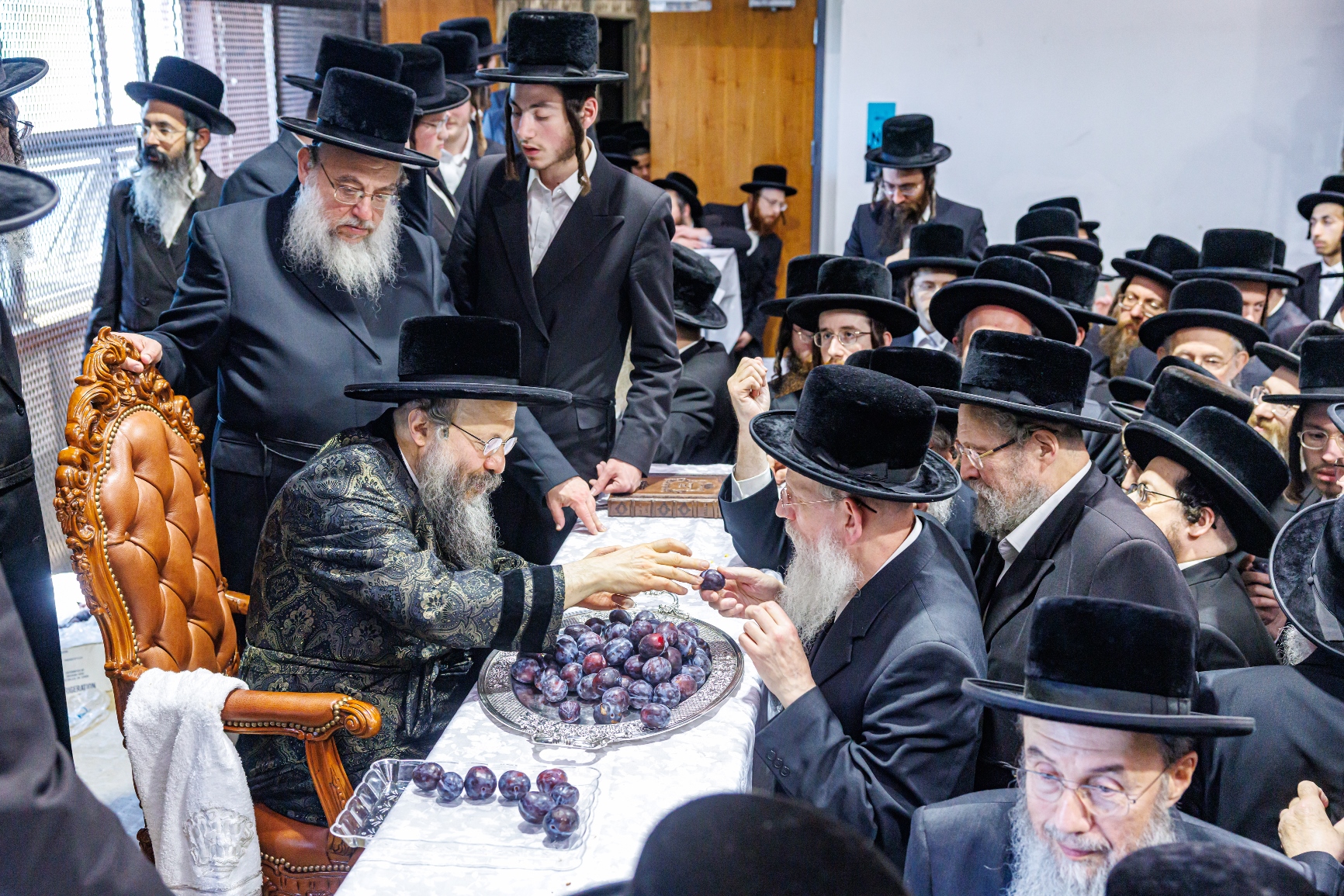 הרבי חילק ‘שזיפים’ לחסידים בתחילת חודש ‘אלול’ 