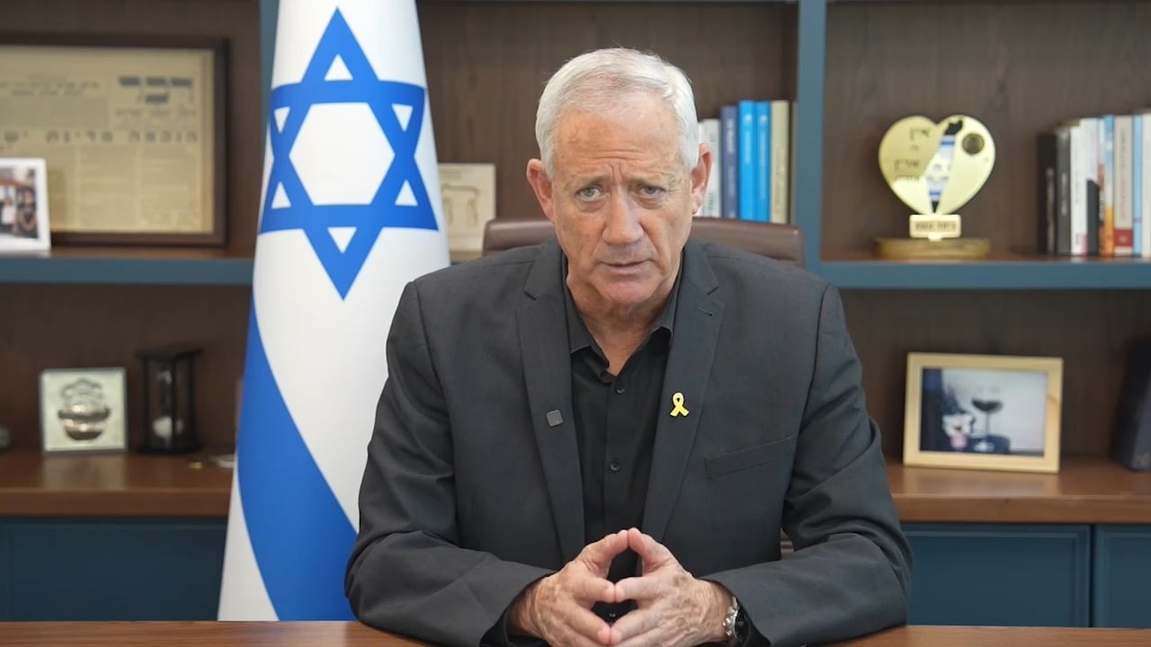 בני גנץ מעניק גיבוי לממשלה: “צריך לפעול גם מול מדינת לבנון”