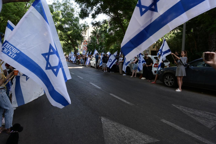 מלווים בדרכו האחרונה: שיירת דגלים בלב ת”א לזכרו של דניאל אלוש ז”ל