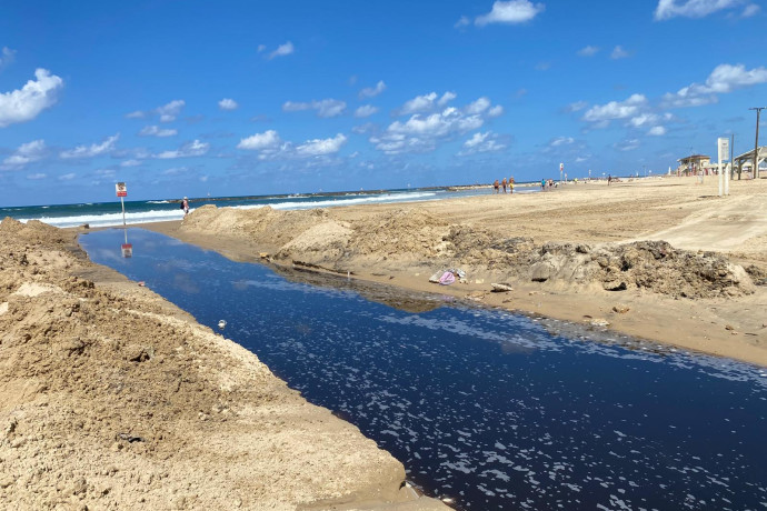 דגל שחור: כל חופי תל אביב נסגרו לרחצה – וזו הסיבה