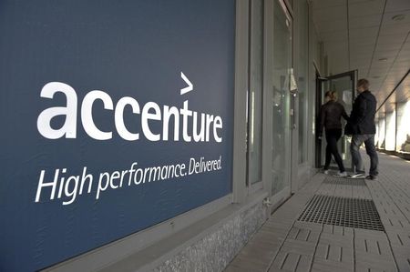 אנליסט מדגיש את ההזמנות העקביות של Accenture תוך העלאת יעד המניה