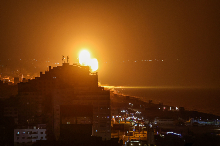 דיווחים בסוריה: גל תקיפות חריגות – חלקן ליד בסיס רוסי 