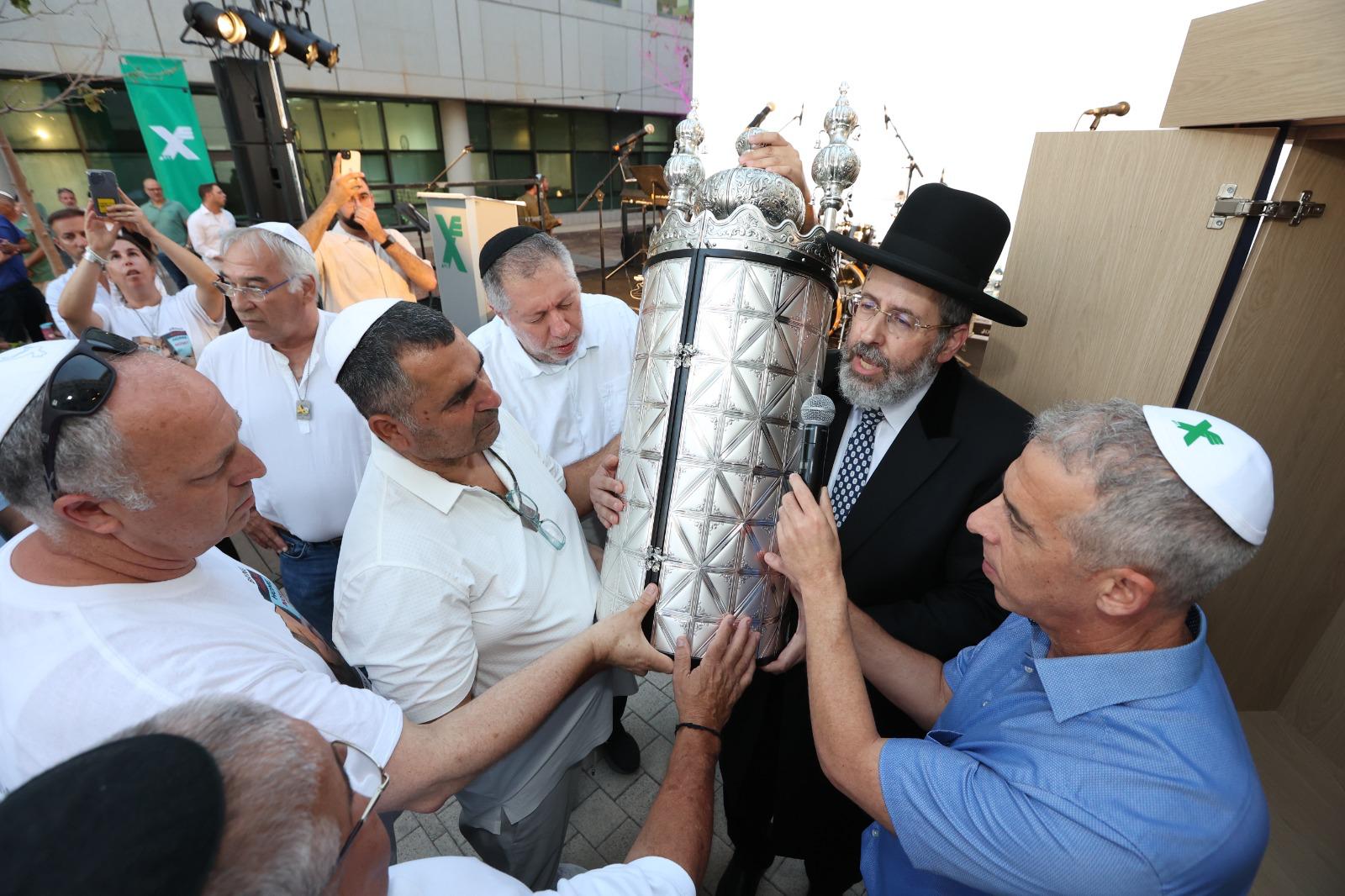 ‘אגד’ הכניסה ס”ת למטה המרכזי של החברה לזכר 4 מחללי המלחמה