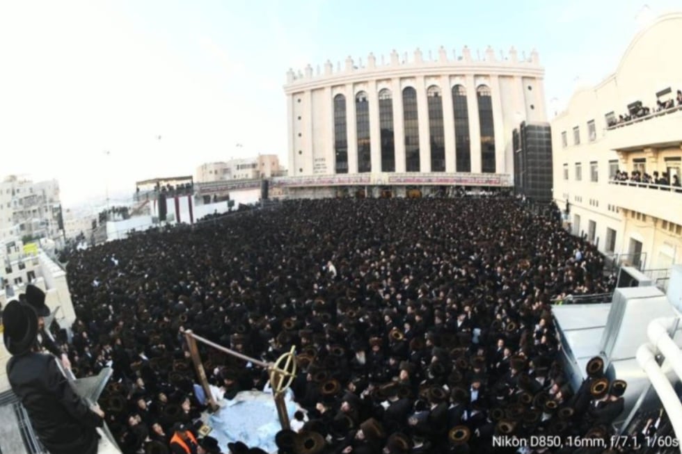 טיש בחצר ללא פרנצ’עס, ו’לשנה טובה’ בליל שבת | החידושים בחצה”ק בעלזא 