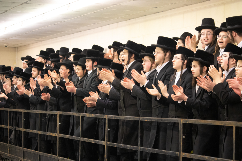 “גזרתינהו לשוקיה
בגזרא דפרזלא” | המתנגדים
“לתנועה” החסידית בשעת התפילה 