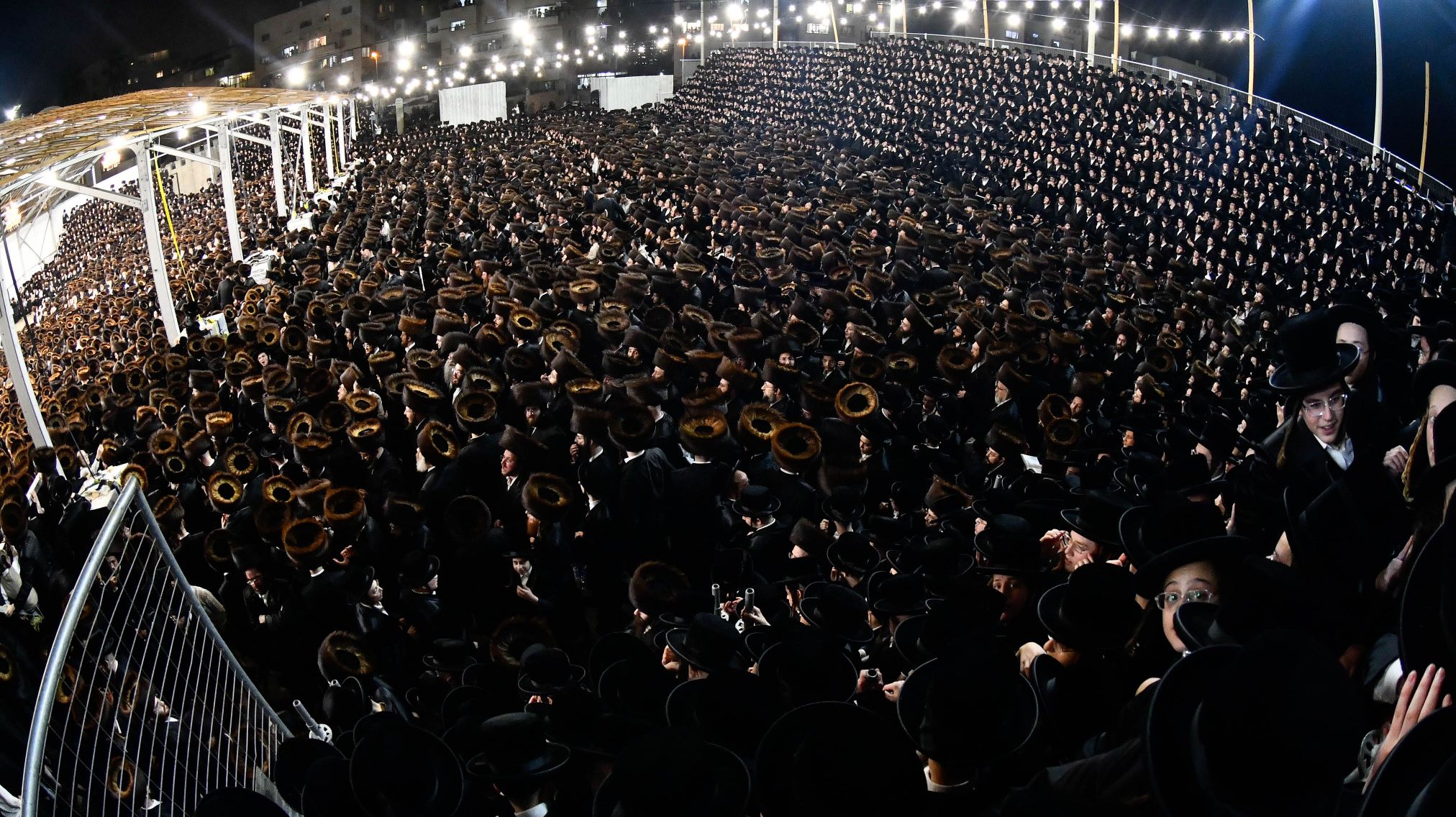 האדמו”ר העמיד יין לכל מי שנתקע בחו”ל – ותקף את ביידן