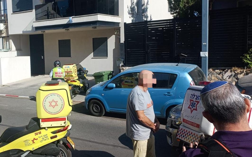 נפל מגובה בעת פירוק הסוכה | גבר הובל לבית החולים במצב אנוש