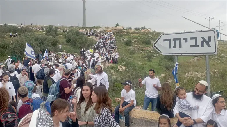 שידור חי: מעל 10,000 איש קובעים התיישבות באביתר