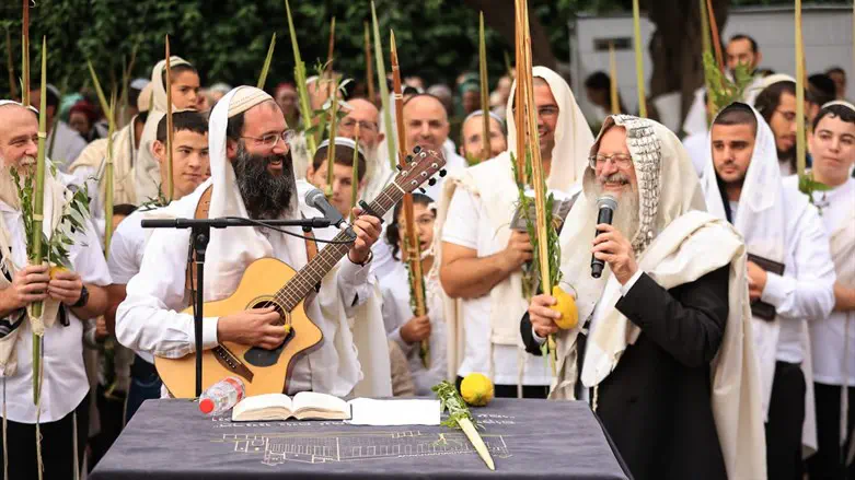 שידור חי מחברון: תפילת חג והלל עם הרב שמואל אליהו