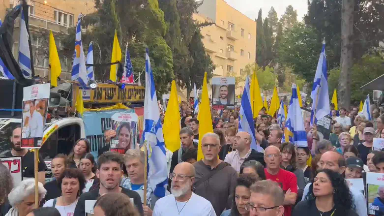 משפחות חטופים השמיעו צפירה מחוץ למעון ראש הממשלה ושרו “התקווה”