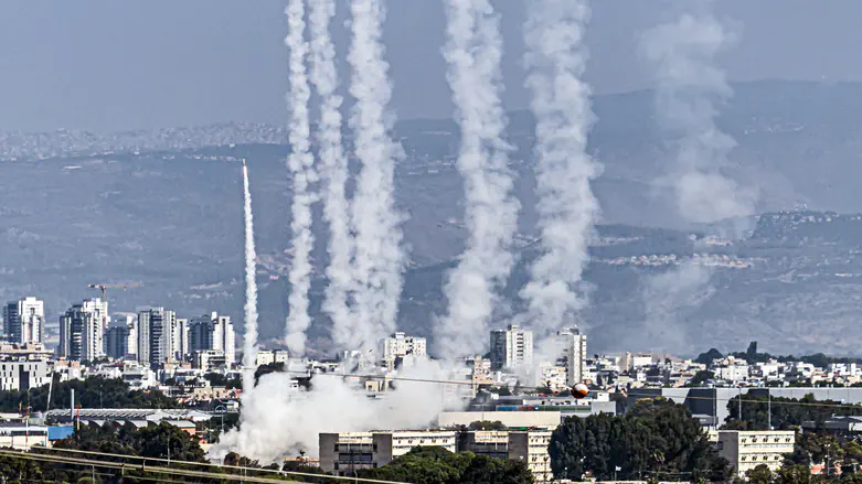 פגיעה ישירה במבנה: מטח כבד של כ-85 שיגורים לחיפה והקריות