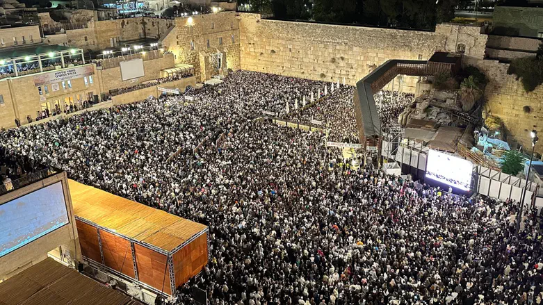 צפו: רבבות בסליחות האחרונות בכותל המערבי