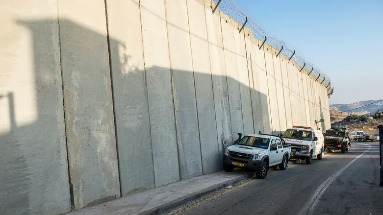 בפסגת זאב מזהירים: סולם על הגדר והסתננות לירושלים