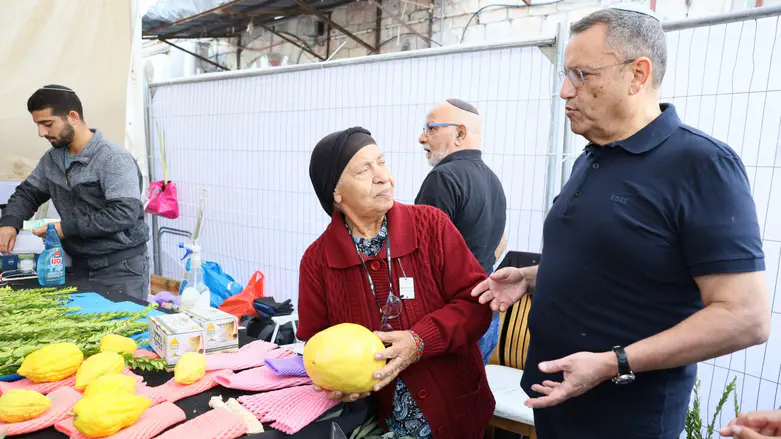 שוק ארבעת המינים: בעלת הדוכן הציגה לליאון את האתרוג הגדול בשוק