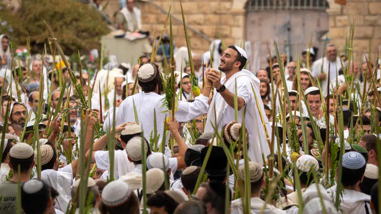 שידור חי: תפילת הלל עם הרב שמואל אליהו בירושלים