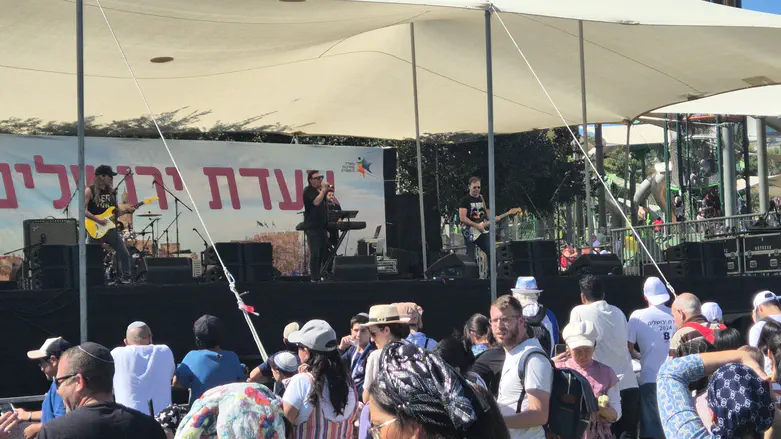 אביהו מדינה ולהקת אתניקס חוגגים בירושלים