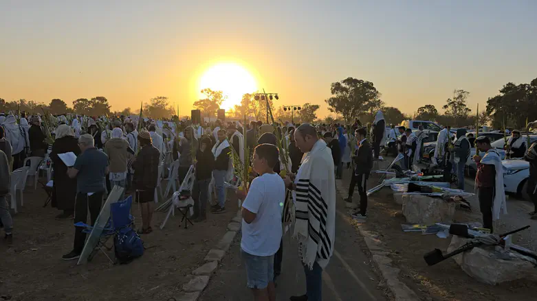 צפו: תפילת הושענא רבה בזירת הטבח בחניון רעים