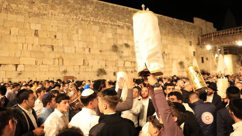 בסימן ‘עם ישראל חי’: הקפות שניות בכותל המערבי