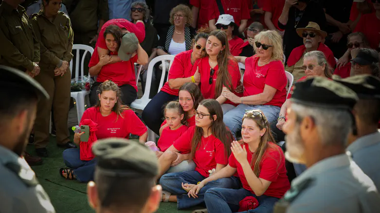 הלוחם עמרי לוטן הובא למנוחות: “איך אמא ואנחנו נסתדר עכשיו בלעדיך?”