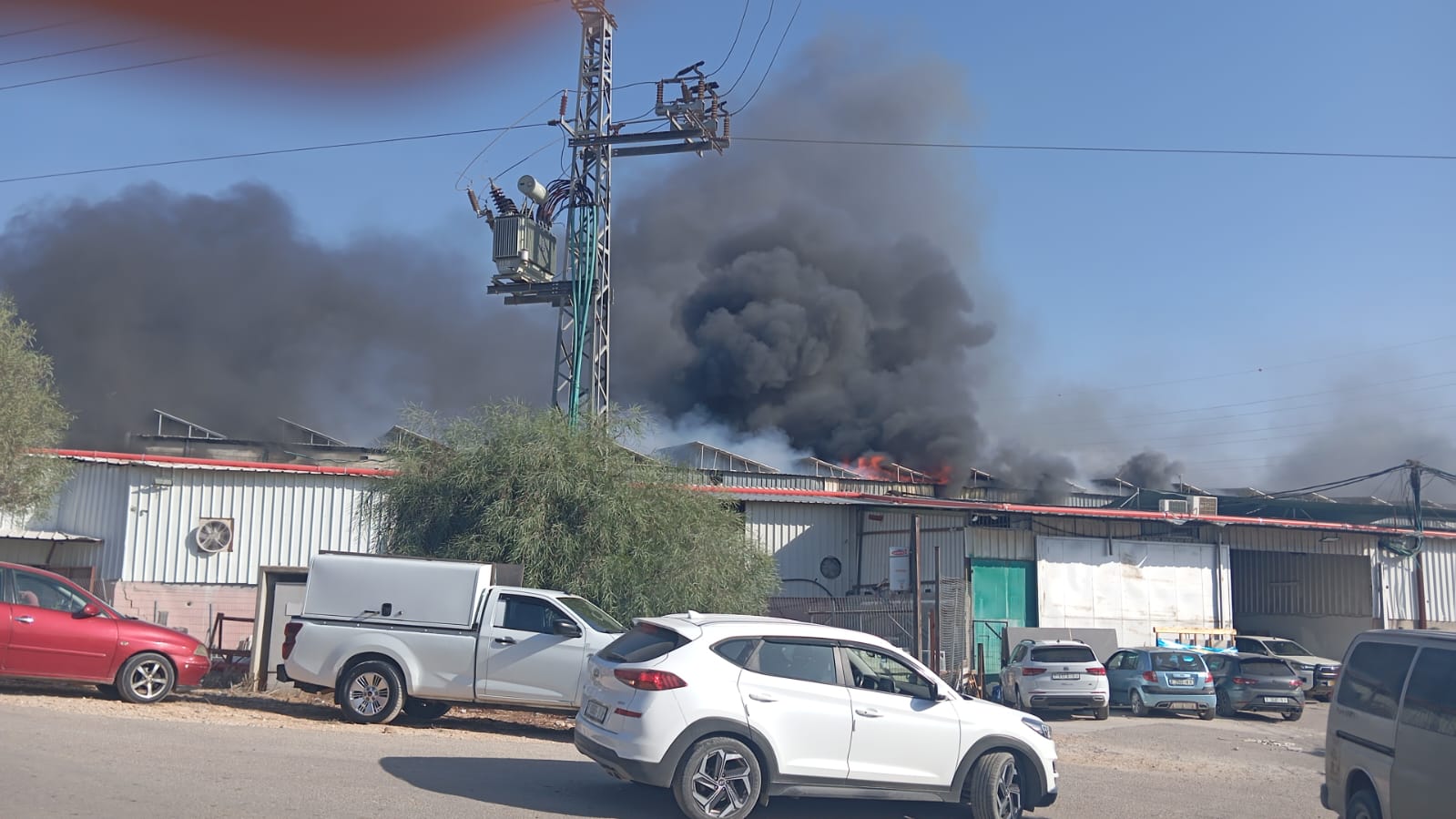 שריפת ענק בעמנואל – לפחות שלושה מפעלים בוערים באש