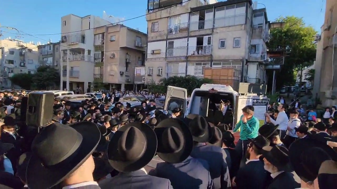 אלפים מלווים את הנרצח למנוחת עולמים | תיעוד מצמרר