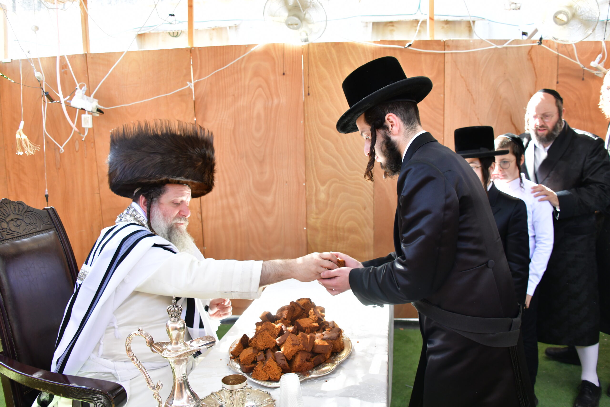 פינת יקרת | הושענא רבה בחצה”ק שאץ 