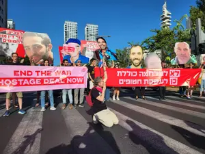 שנה שלמה במנהרות חמאס: משפחות חטופים בהצהרה בשער בגין בתל אביב