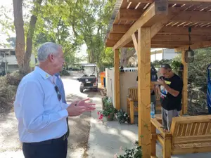 בני גנץ סייר בניר עוז, תושב הקיבוץ הטיח בפניו: “מי שנמצא לידו צריך להתבייש”