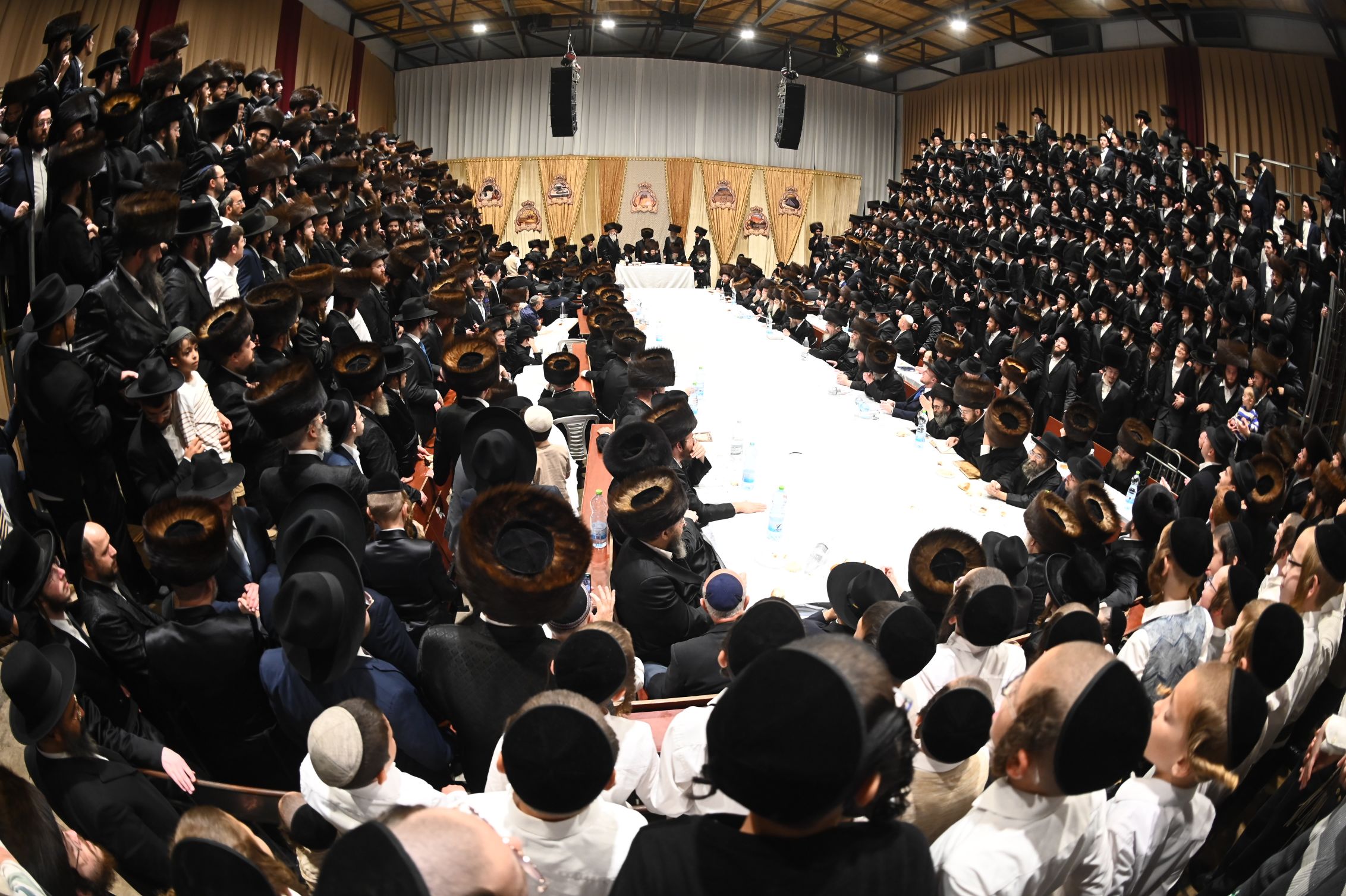 המונים בטיש אושפיזין בסאדיגורה | גלריית תמונות